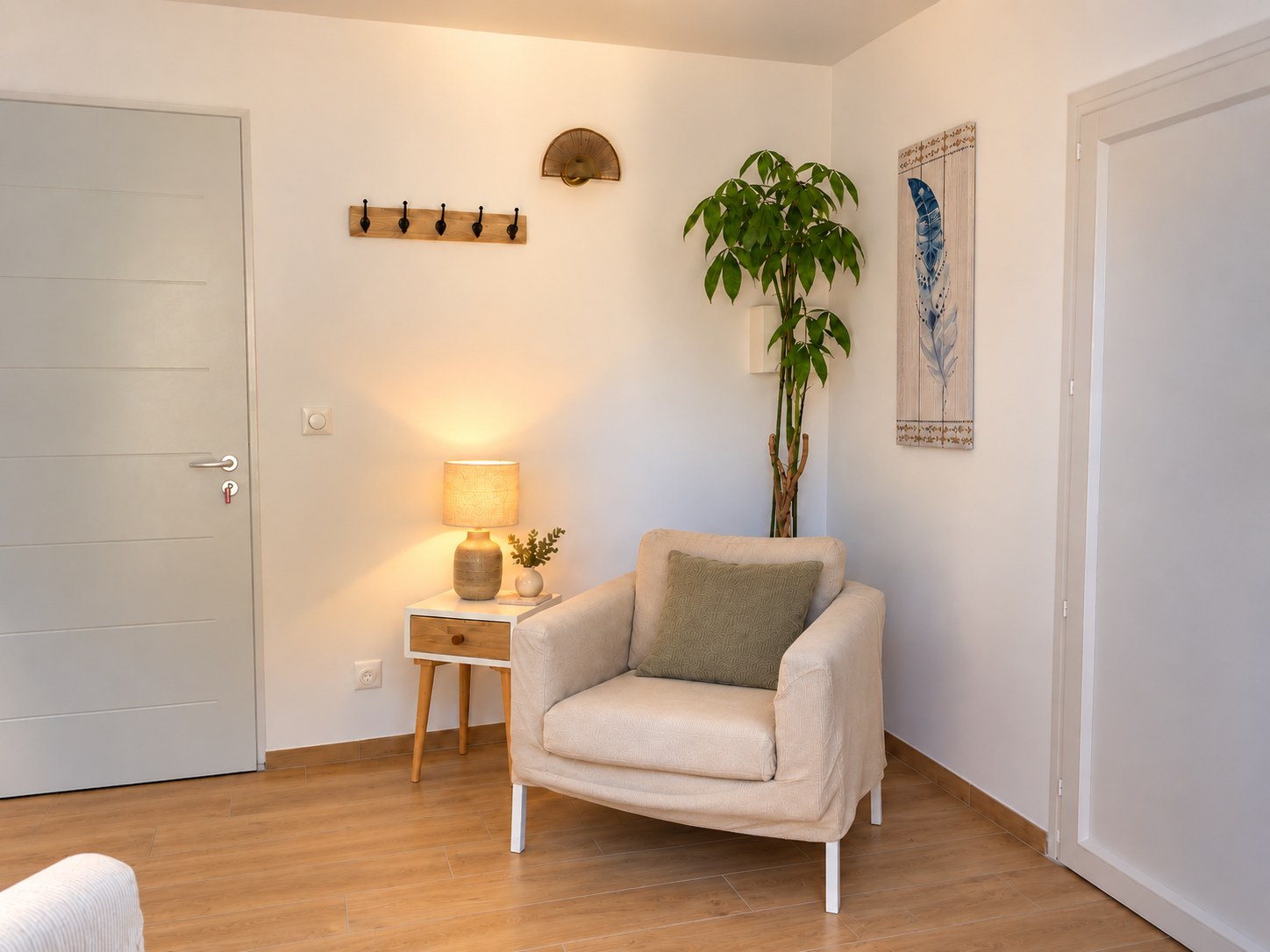 Le fauteuil du cabinet de facilitation de Jeremy Augier à Peynier, avec la lampe allumée, la plante et le tableau à la plume