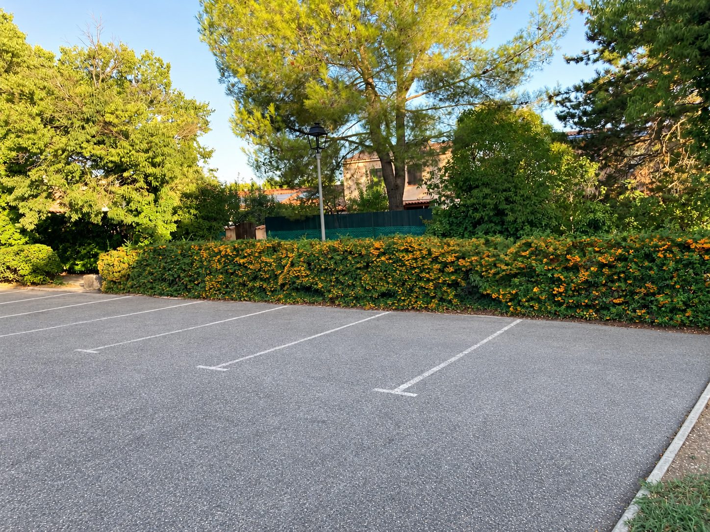 Le parking gratuit situé en face du cabinet, à Peynier