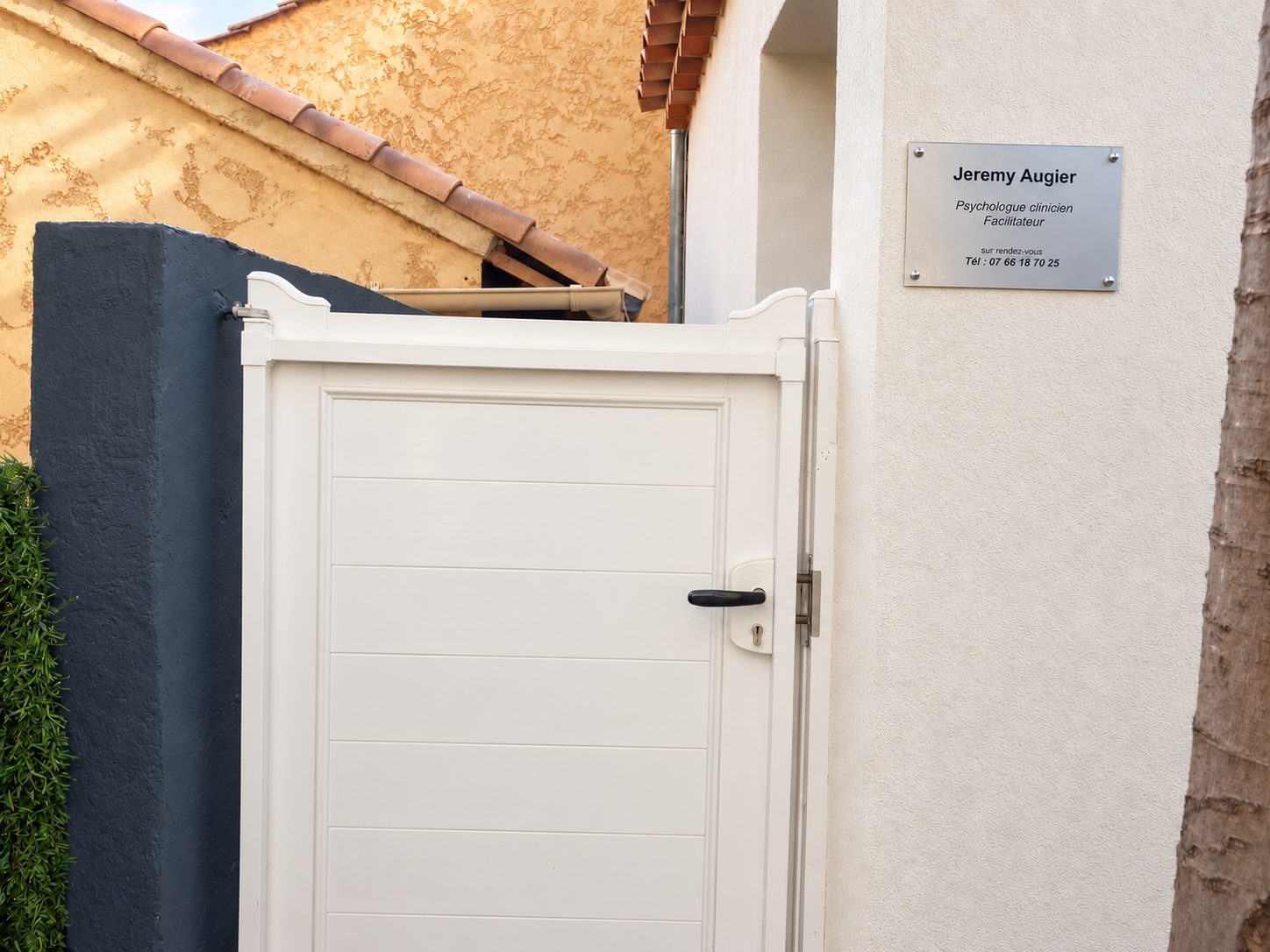 L'entrée indépendante du cabinet de Jeremy Augier, 1 rue des Romarins à Peynier, avec la plaque professionnelle sur le côté du portail